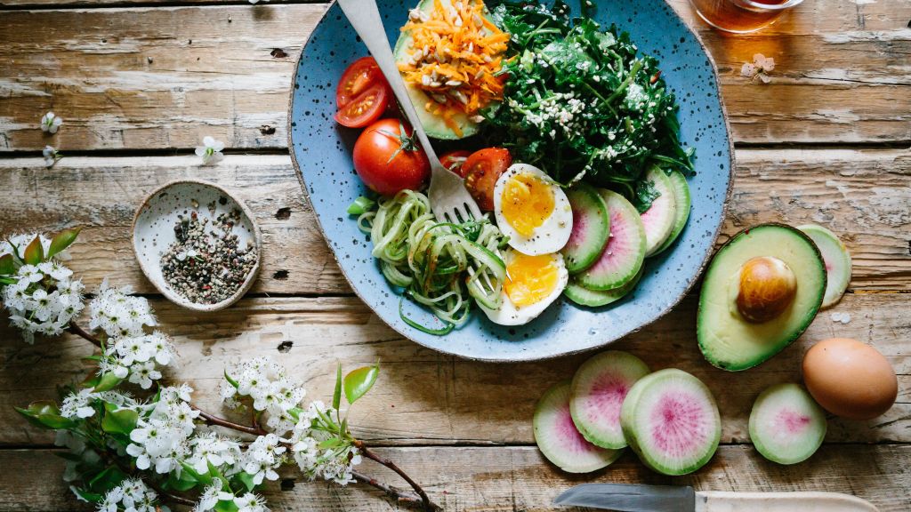Bisa Makan Enak Meski Sedang Diat, Ini 8 Rekomendasi Makanan Sehat yang Rasanya Lezat, Dijamian Gak Bikin Enek!