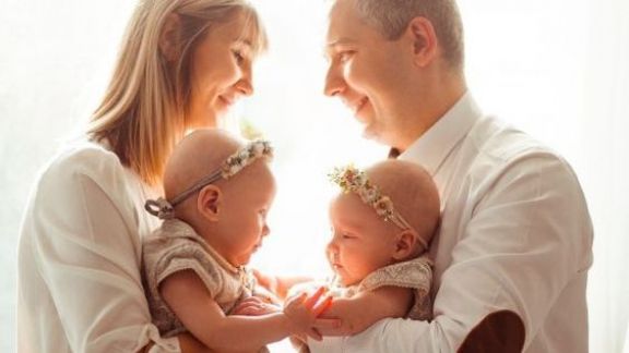 5 Tips Mendidik Anak Kembar Agar Tak Saling Ketergantungan