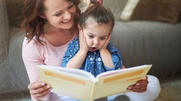 Ajari Anak Gemar Membaca Sejak Dini, Ini 5 Tips yang Bisa Dilakukan Orangtua! Catat Yuk Moms...