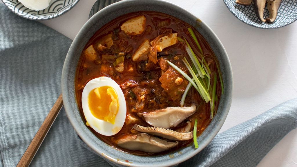 Segar dan Nikmat Banget! Ini Resep Sup Kimchi yang Nampol Jadi Penghangat Badan saat Sakit, Energi Pasti Langsung Melejit!