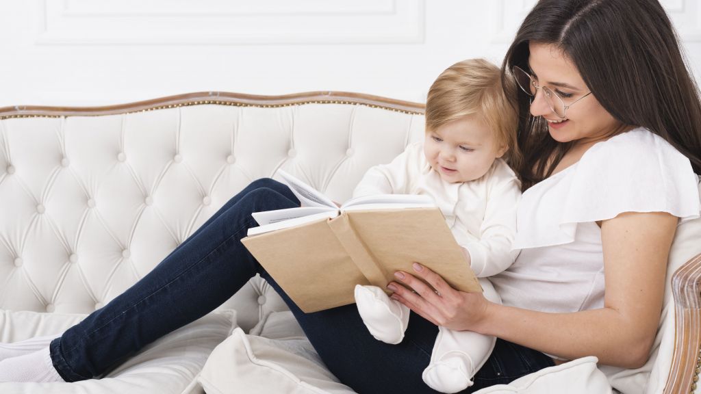 Moms, Ternyata Membacakan Buku Cerita pada Bayi Bisa Tuai Manfaat Luar Biasa Ini Lho! Sudah Tahu Belum Nih?