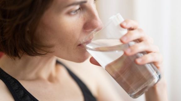 Minum Air Dingin Bikin Ginjal Rusak, Mitos atau Fakta?