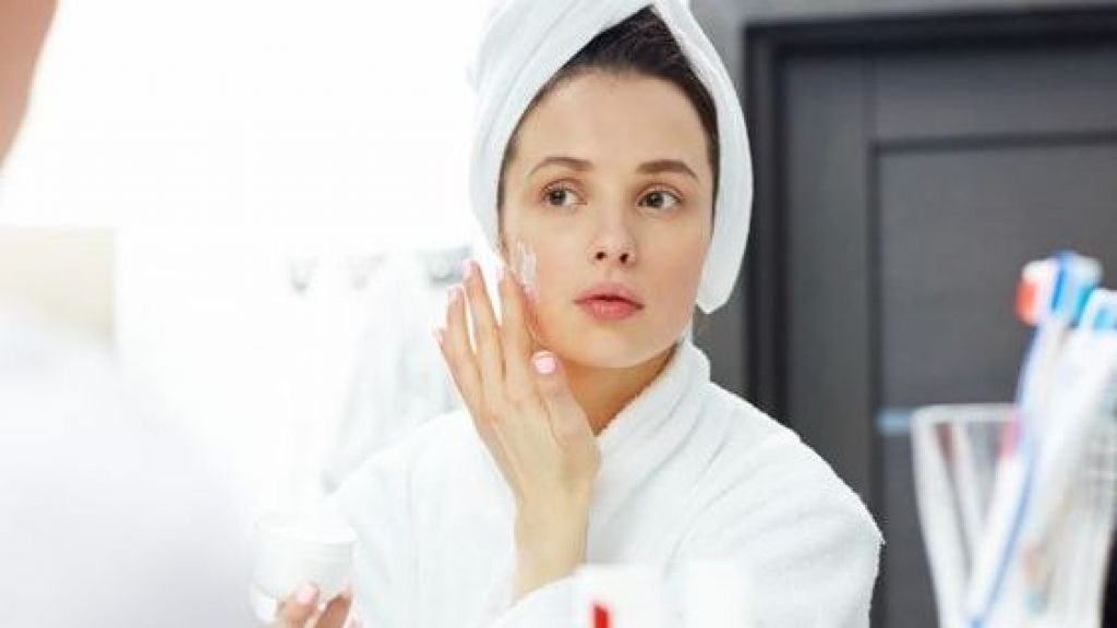 3 Kesalahan Pakai Skincare yang Bikin Wajah Gagal Glowing, Duh Kamu Sering Lakuin Gak Nih Beauty?