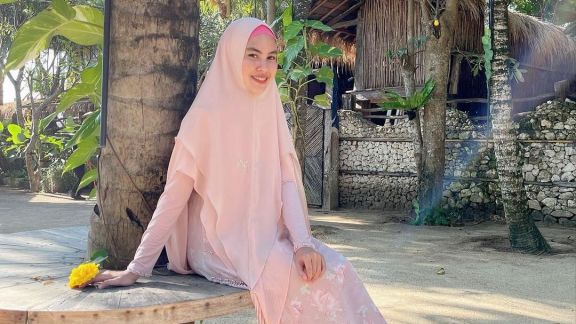 Ditanya Soal Penyesalan Pakai Hijab, Kartika Putri Jawab Begini!