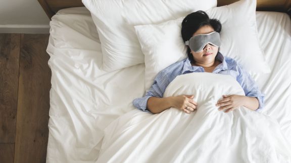 Harus Tahu! Inilah 4 Manfaat Tidur Telentang yang Baik untuk Kesehatan, Bisa Bantu Kurangi Jerawat Lho!