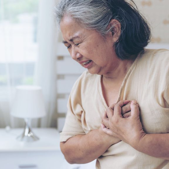 5 Alasan Para Orangtua Lebih Rentan Terserang Penyakit Jantung, Tiati karena Kelebihan Zat Sodium Moms!