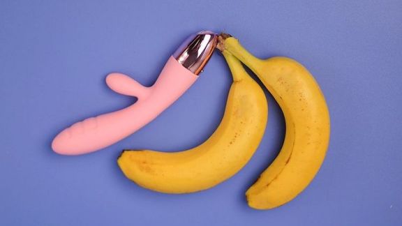 Bercinta Pakai Dildo Bakal Bikin Vagina Longgar? Simak Penjelasan Medisnya, Moms