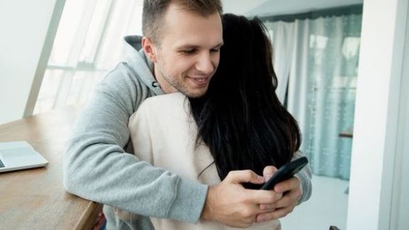 Gawat! Ini 5 Ciri-ciri Suami Selingkuh yang Jarang Disadari Istri, Hati-hati Ya Moms!