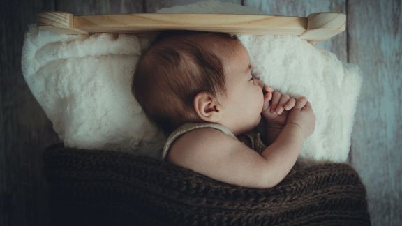 4 Cara Menidurkan Bayi yang Sebaiknya Dihindari, Jangan Main Gendong Aja!