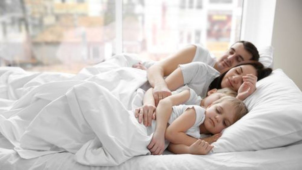 Dear Moms, Ini Lho Dampak Buruk Anak Tidur Sekamar dengan Orang Tua