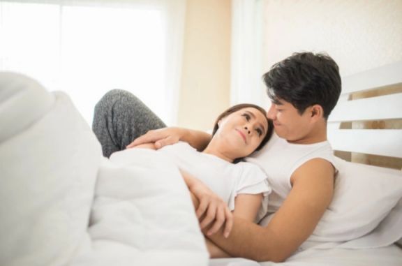 5 Obrolan untuk Memancing Pasangan untuk Bercinta, Pak Suami Langsung Tancap Gas