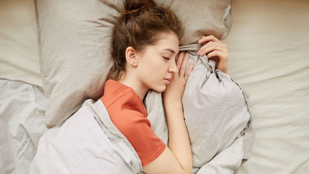 Kamu Sakit Punggung, tapi Mau Tidur Tetap Nyenyak? Tenang, Ikuti Saja 2 Tips Ini!