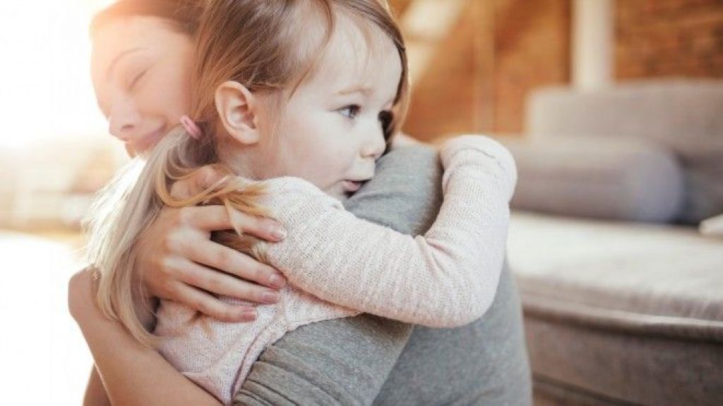 Gak Cuma Bukti Kasih Sayang, Peluk Anak Setiap Hari Bisa Tingkatkan Kecerdasannya Lho Moms!