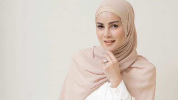 Olla Ramlan Kena Teguran Keras Gegara Gaya Hijab dan Pakaiannya yang Gak 'Lazim', Eks Aufar Hutapea Unggah Foto Gak Pakai Celana?