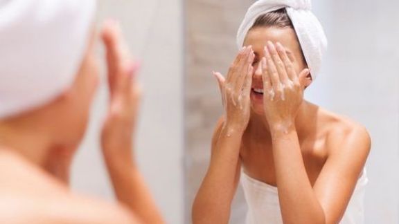 Sering Disepelekan, Ini 5 Cara Cuci Muka yang Baik dan Benar untuk Jaga Kesehatan Kulit, Terapkan Beauty!