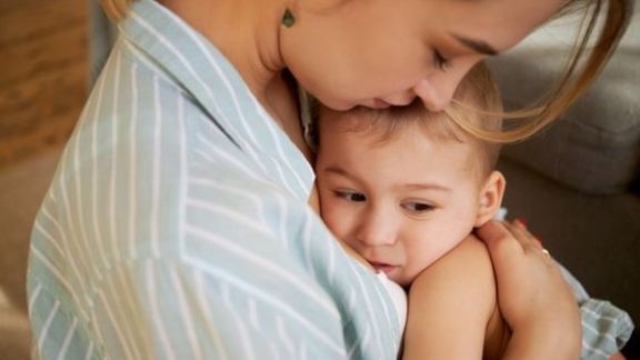 Jarang Disadari, 3 Sikap Orang Tua 'Demi Anak' Justru Bisa Membentuk Pribadi Egois Lho! Pahami Ini Moms