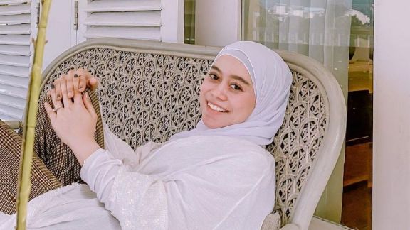 Ikuti Trend Hijab yang Memperlihatkan Bagian 'Lehernya' Lesti Kejora Dapat Sindiran Menohok: Mungkin Imannya Belum Kuat