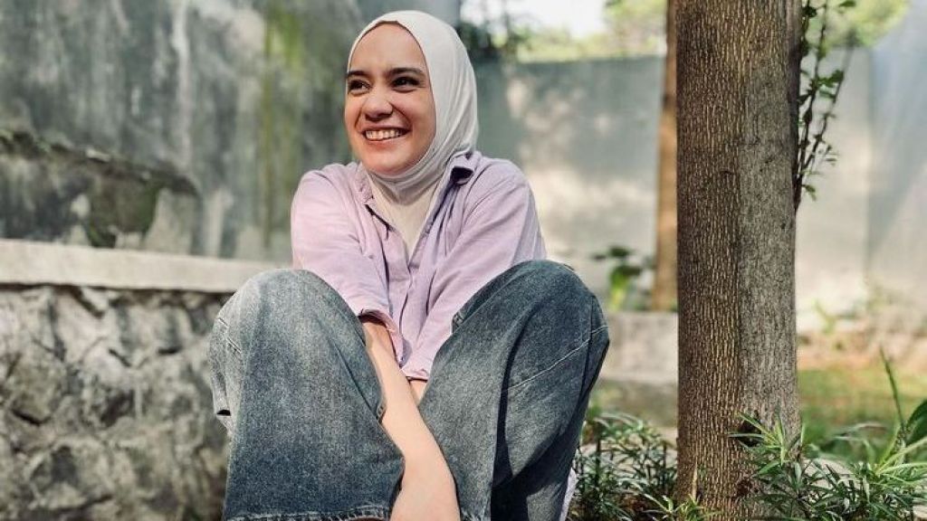 Pakai Hijab tapi Leher Dibiarkan Terekspos, Istri Arya Saloka Dihujat Habis-habisan Lagi: Pake Hijab Setengah Hati!