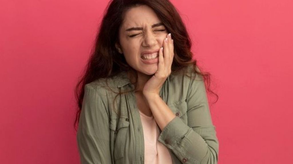 5 Cara Alami yang Dijamin Ampuh Redakan Sakit Gigi, Salah Satunya Pakai Es Batu!