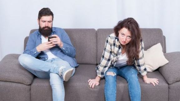 5 Sikap Suami yang Tak Biasa Ini Bisa Jadi Indikasi Selingkuh, Waspada Moms!