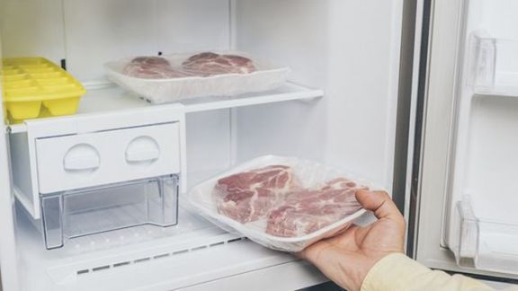 Moms Harus Tahu, Ini 3 Bahaya Kebiasaan Menyimpan Makanan Panas di Kulkas, Jangan Diulangi Ya!