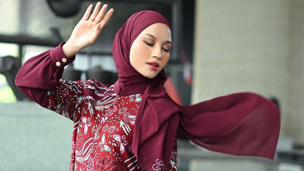 Peringati Hari Batik Nasional, Mayra Indonesia Hadirkan Gamis Batik Syar’i untuk Jadi Tren Fesyen Muslimah Masa Kini