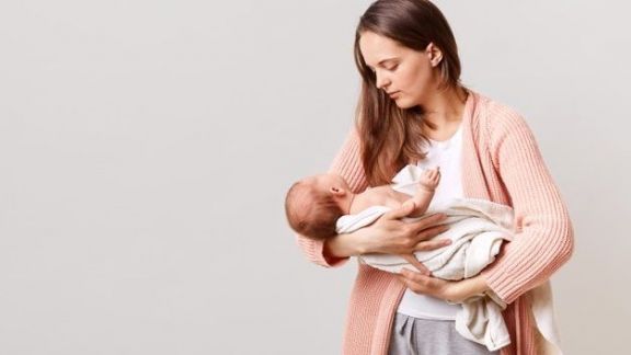 Jadi Tanda Tanya Besar untuk Para New Moms, Bolehkan Ibu Hamil Menyusui? Yuk Simak Penjelasan Ahli Moms!