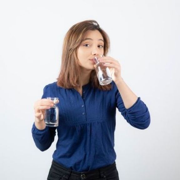Bukan Teh atau Kopi, Ini 7 Manfaat Minum Air Hangat di Pagi Hari! Rugi Banget Beauty Kalau Diskip