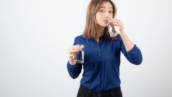 Meski Menyehatkan, Minum Air Putih Berlebihan Ternyata Bisa Timbulkan Bahaya Ini