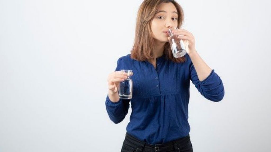 7 Manfaat Tak Terduga Jika Rajin Minum Air Putih, Salah Satunya Bisa Cegah Cepat Pikun!