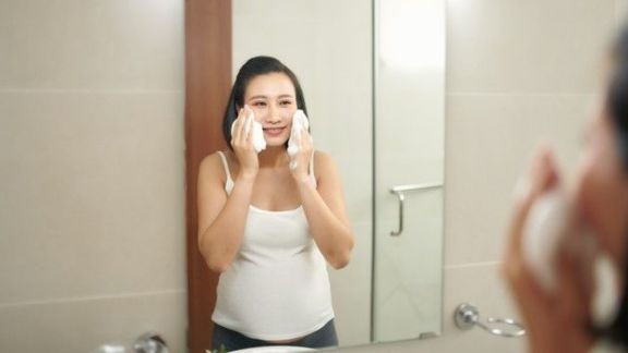 3 Cara Mudah Pilih Skincare Aman untuk Ibu Hamil, Catat Nih Moms!