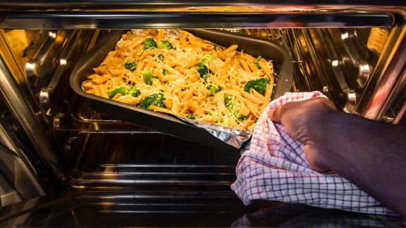 3 Rekomendasi Microwave yang Bisa Digunakan untuk Menghangatkan Makanan saat Sahur, Moms Beli Yuk!