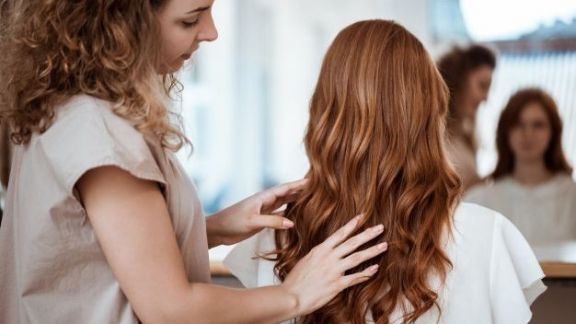 Intip Yuk 4 Warna Rambut yang Bakalan Menjadi Tren Tahun Depan dan Tips Merawatnya