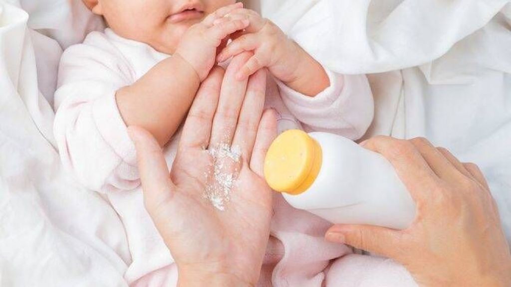 3 Bahaya Mengancam Gegara Kurang Tepat Pakaikan Bedak pada Bayi, Catat Moms!