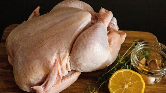 Jangan Cuci Daging Ayam Sebelum Dimasak Ya Buibu, Ternyata Bisa Sebarkan Bakteri Berbahaya Lho!