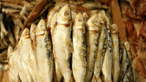 Meski Enak, Terlalu Sering Mengonsumsi Ikan Asin Ternyata Bisa Timbulkan Bahaya Ini