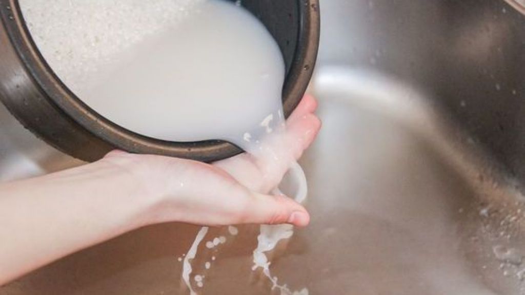 3 Kebiasaan Buruk Mencuci Beras yang Paling Sering Dilakukan, Nutrisinya Malah Jadi Ampas Moms!
