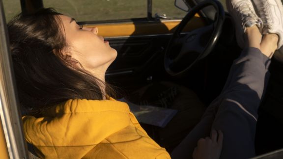 Nyesel Baru Tahu, Ini 4 Bahaya Tidur di Mobil dengan Mesin dan AC yang Menyal