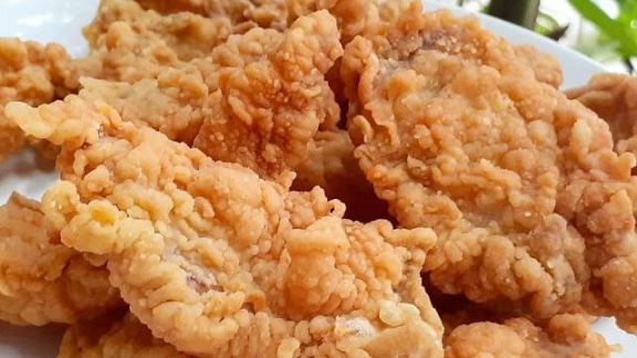 Jadi Makanan Favorit, Benarkah Makan Kulit Ayam Bisa Bikin Badan Gemuk? Cek Faktanya Yuk!