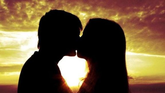 Teknik Ciuman yang Bikin Pasangan Makin Sayang, Ciuman dengan Memainkan...