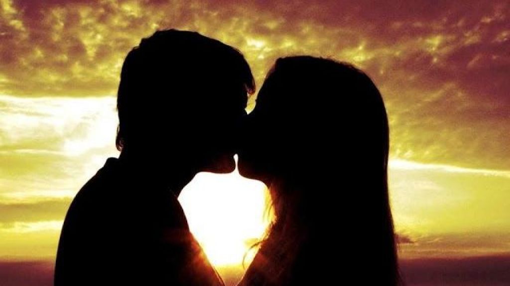 Nggak Cuma Enak, Ini 4 Manfaat Dahsyat Ciuman Bibir, Nomor 3 Kesukaan Wanita!