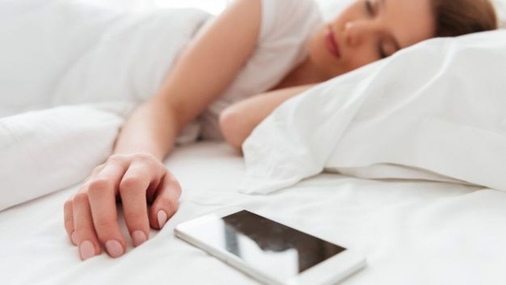 4 Bahaya Meletakkan Hp di Bawah Bantal saat Tidur, Jangan Dilakukan Lagi Deh!