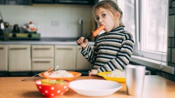 Makanan Pedas Berbahaya untuk Si Kecil? Mitos, Justru Sumber Vitamin! Begini Tips Amannya
