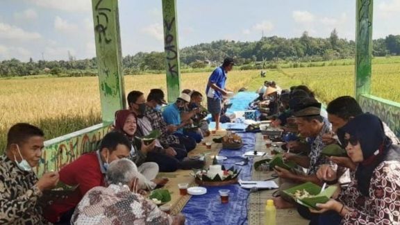 Intip Yuk Tradisi Wiwitan ala Petani Alias Makan Bareng di Sawah Menjelang Panen