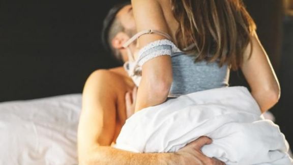 5 Posisi Seks yang Asyik Untuk Bercinta Sebelum Berangkat Ngantor, Nomor 3 Paling Hot