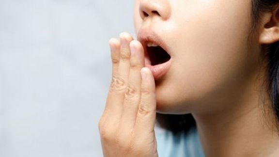 Bau Mulut yang Tak Sedap Bisa Jadi Tanda Penyakit Kronis, Jangan Sepelekan Moms!