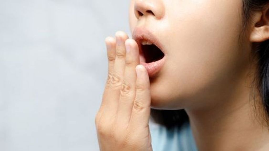 Berantas Bau Mulut dengan Lakukan 6 Hal Sederhana Berikut, Sikat Gigi Doang Gak Cukup!