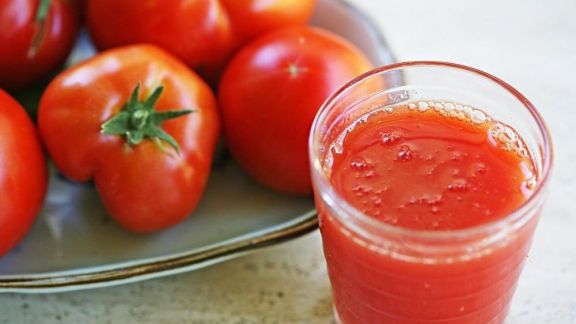 Minum Jus Tomat Khasiatnya Luar Biasa, Cegah Pembekuan Darah Hingga Kanker