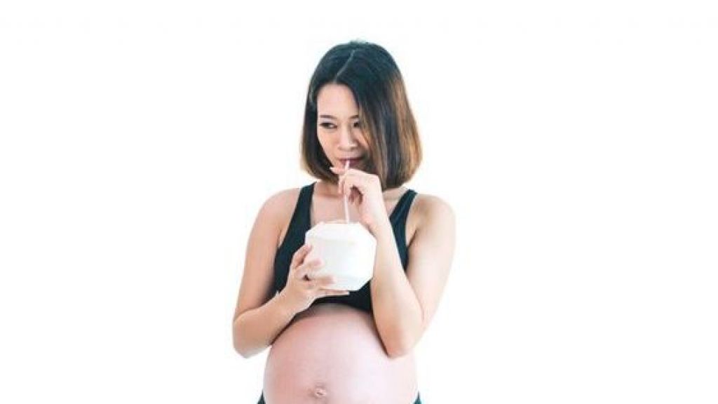 4 Mitos Soal Kehamilan yang Masih Dipercayai, Salah Satunya Air Kelapa Bikin Bayi Putih!