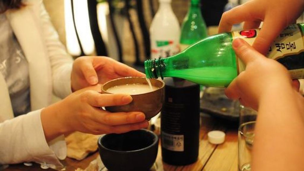 Mengenal Makgeolli Arak Khas Korea Rendah Alkohol yang Kaya Akan Manfaat, Salah Satunya Anti-Aging